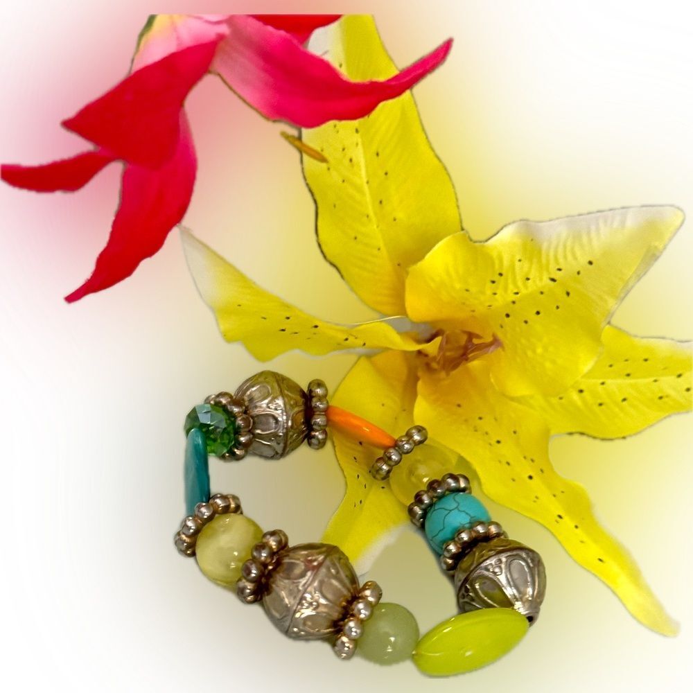 Like new! Adorable multicolored elastic bracelet!